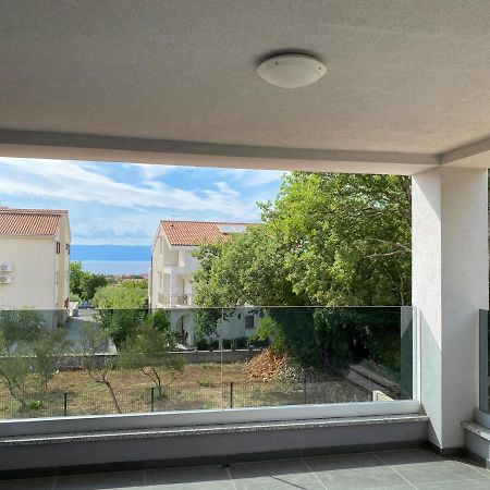 Apartmani Grgic On The Adress Branka Fucica 96 Malinska Exterior foto