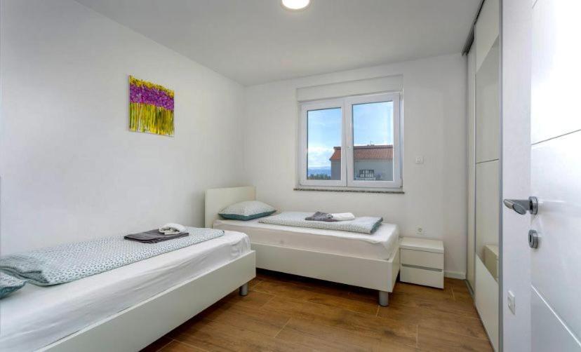 Apartmani Grgic On The Adress Branka Fucica 96 Malinska Exterior foto